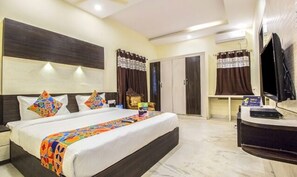 Egyptian cotton sheets, premium bedding, in-room safe, desk