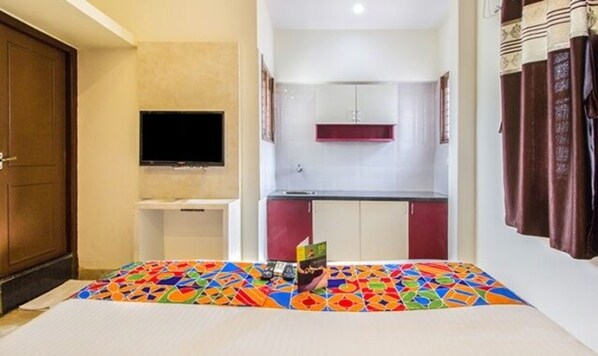 Egyptian cotton sheets, premium bedding, in-room safe, desk