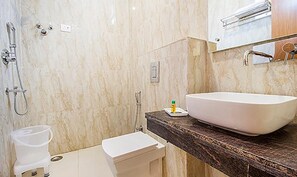 Dusche, Regendusche, kostenlose Toilettenartikel, Handtücher