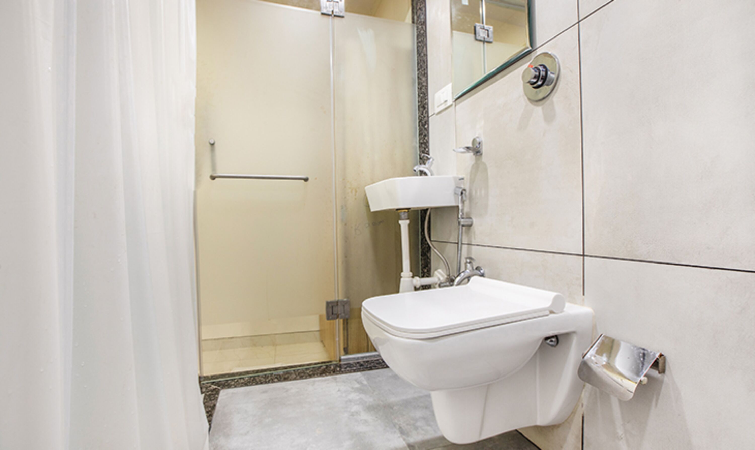 Ein Badezimmer mit Toilette, Waschbecken und Dusche.