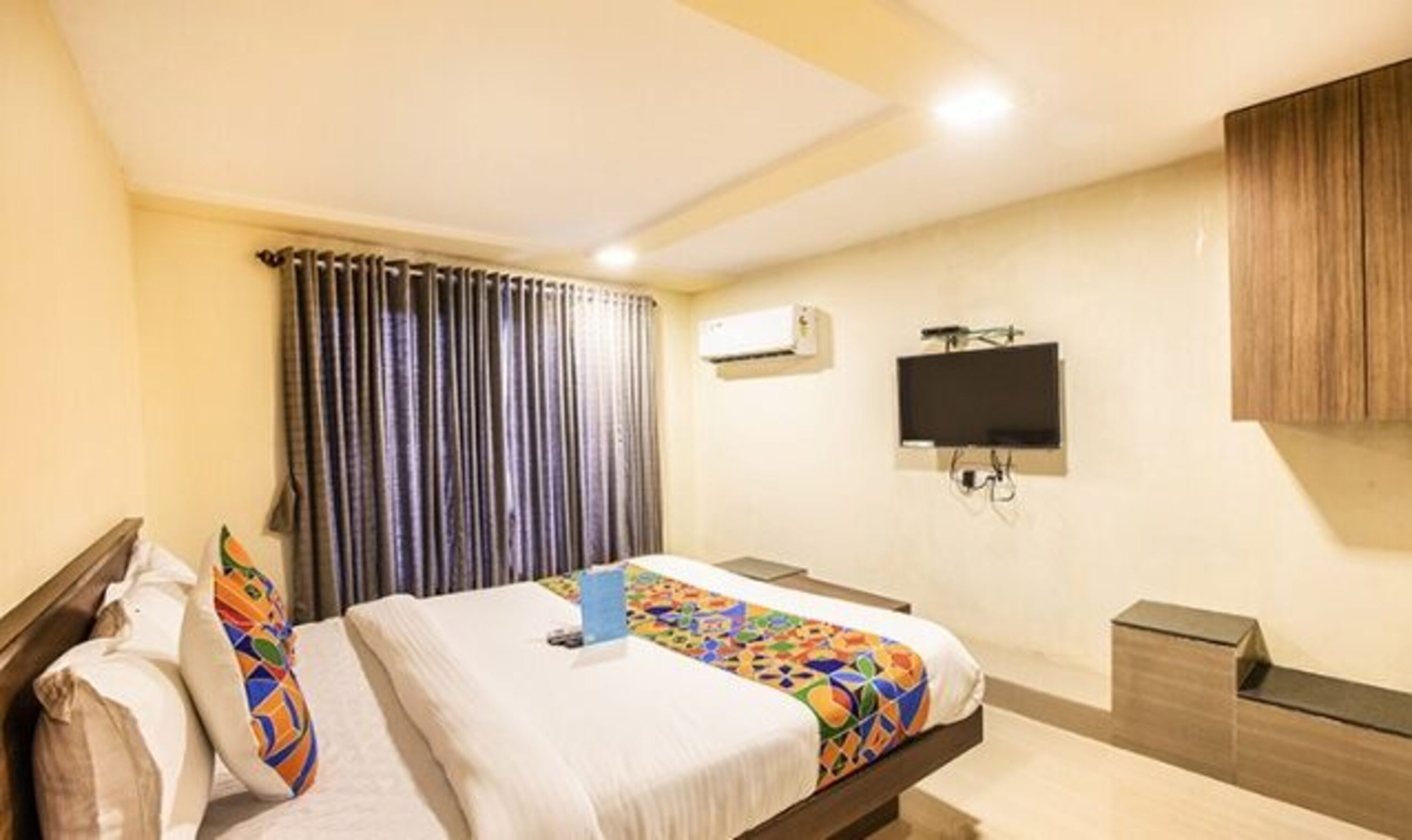 egyptian cotton sheets, premium bedding, in-room safe, desk