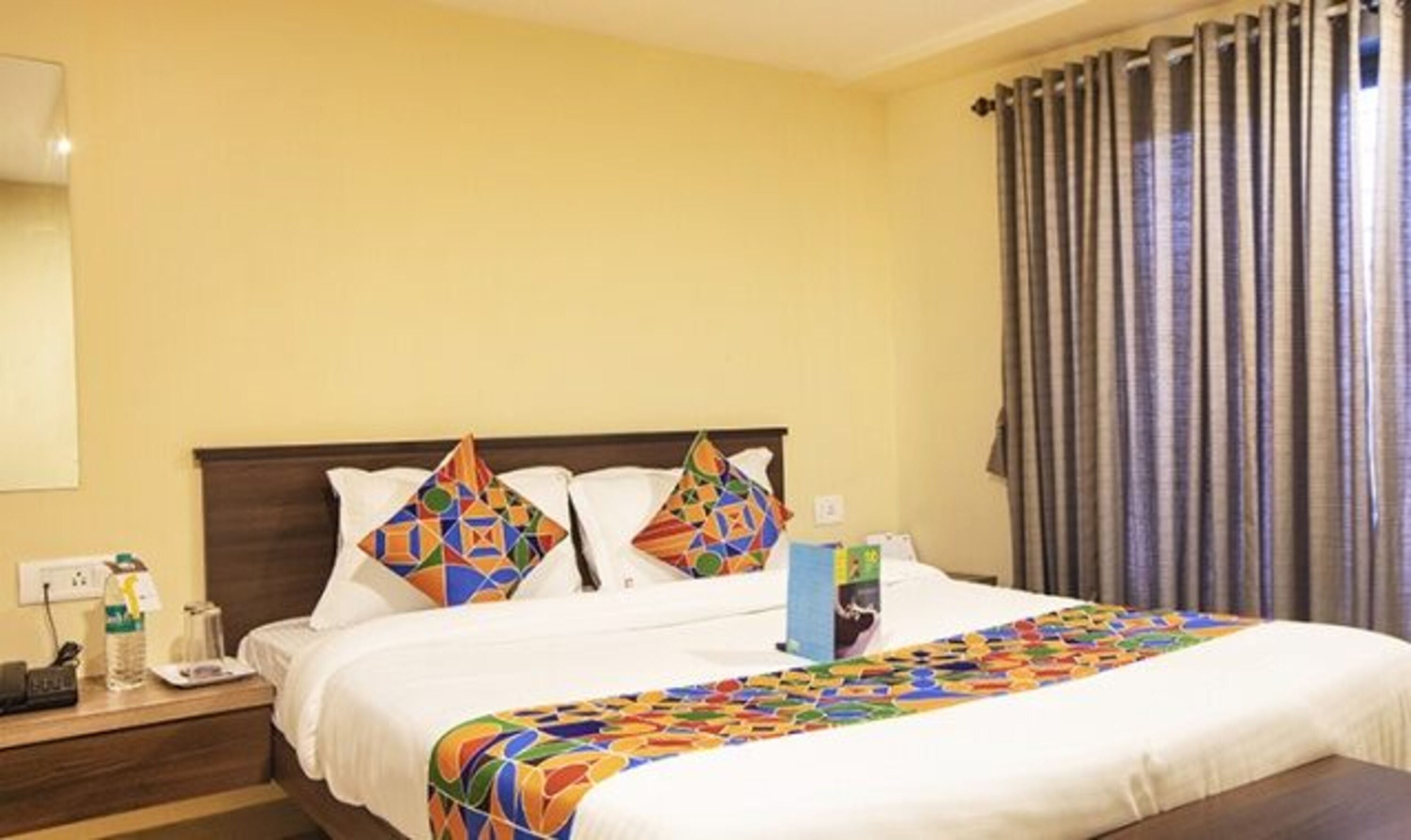 egyptian cotton sheets, premium bedding, in-room safe, desk