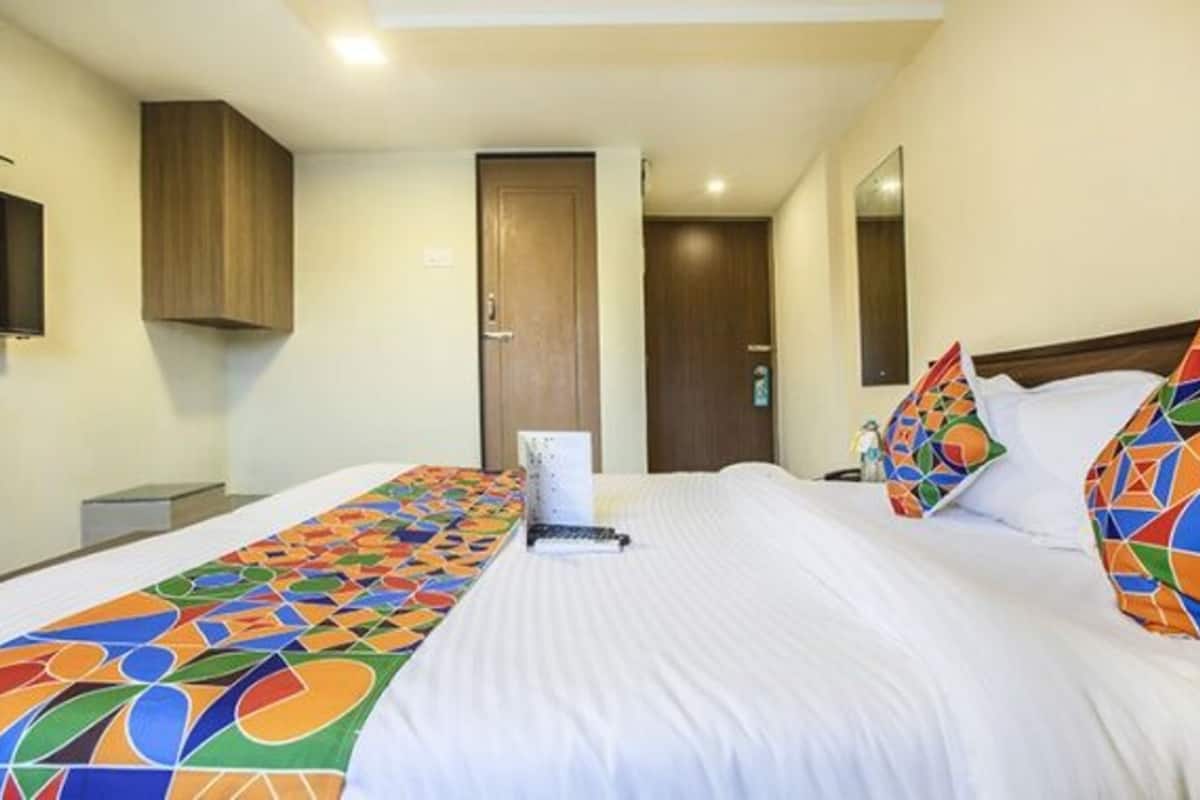 egyptian cotton sheets, premium bedding, in-room safe, desk