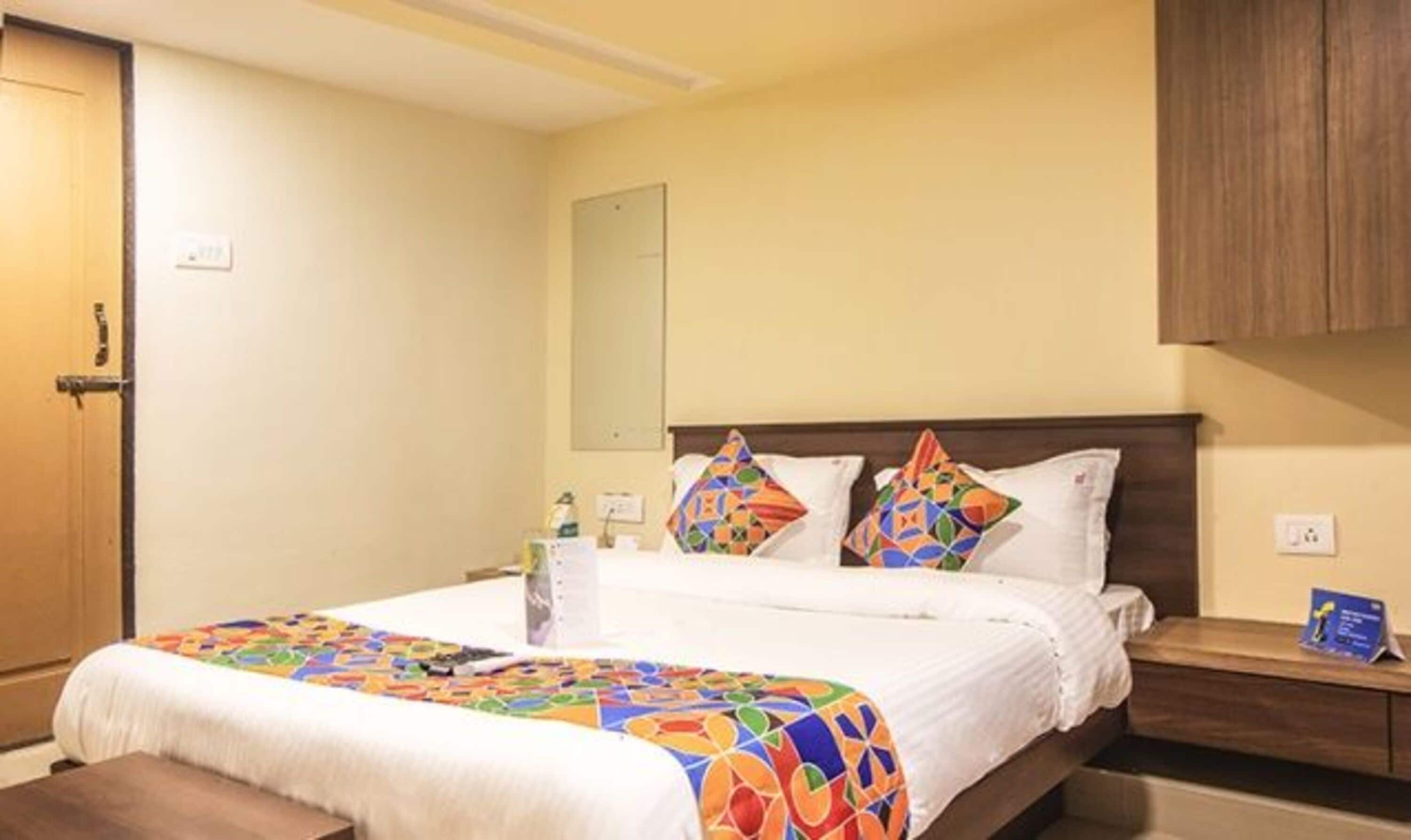 deluxe room | egyptian cotton sheets, premium bedding, in-room safe, desk