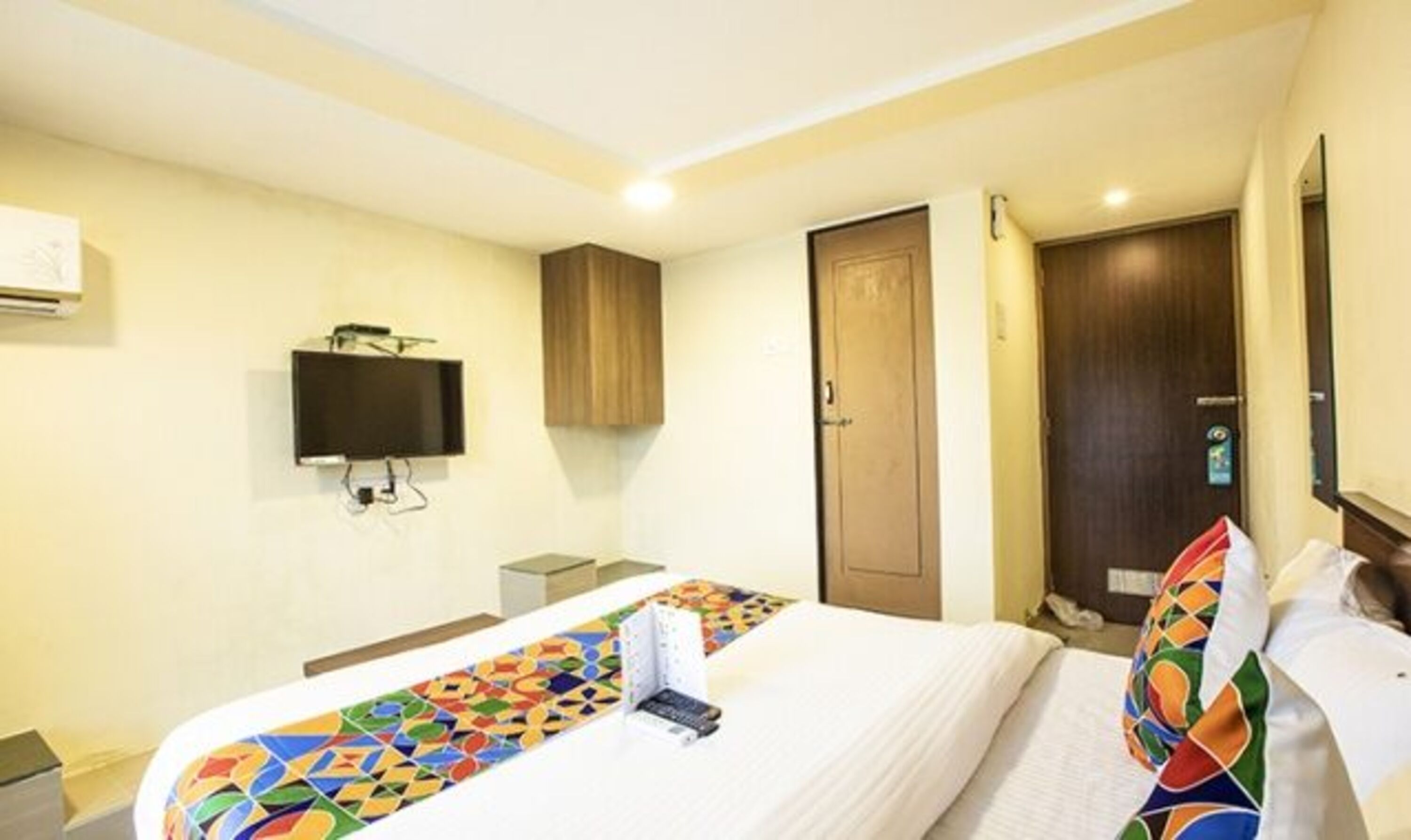 egyptian cotton sheets, premium bedding, in-room safe, desk