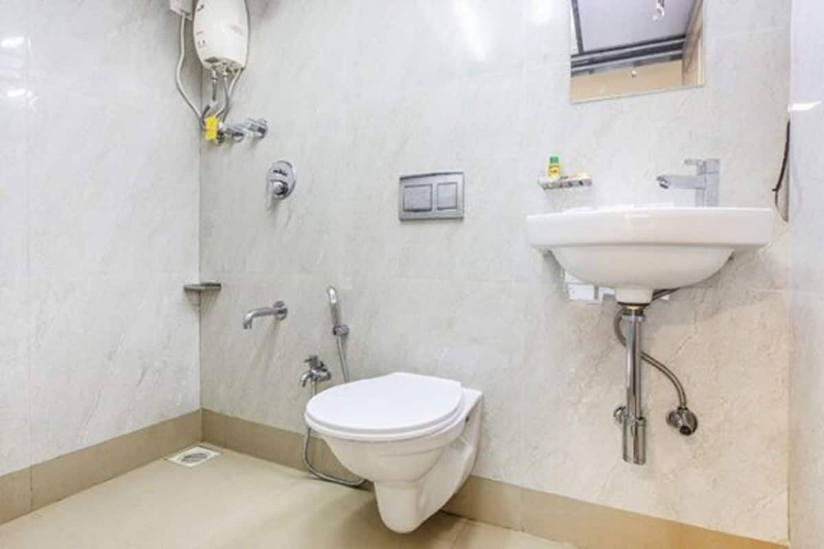 deluxe room | bathroom | shower, rainfall showerhead, free toiletries, towels