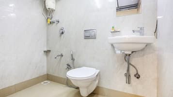 Kamar Deluks | Kamar mandi | Shower, pancuran hujan, perlengkapan mandi gratis, dan handuk