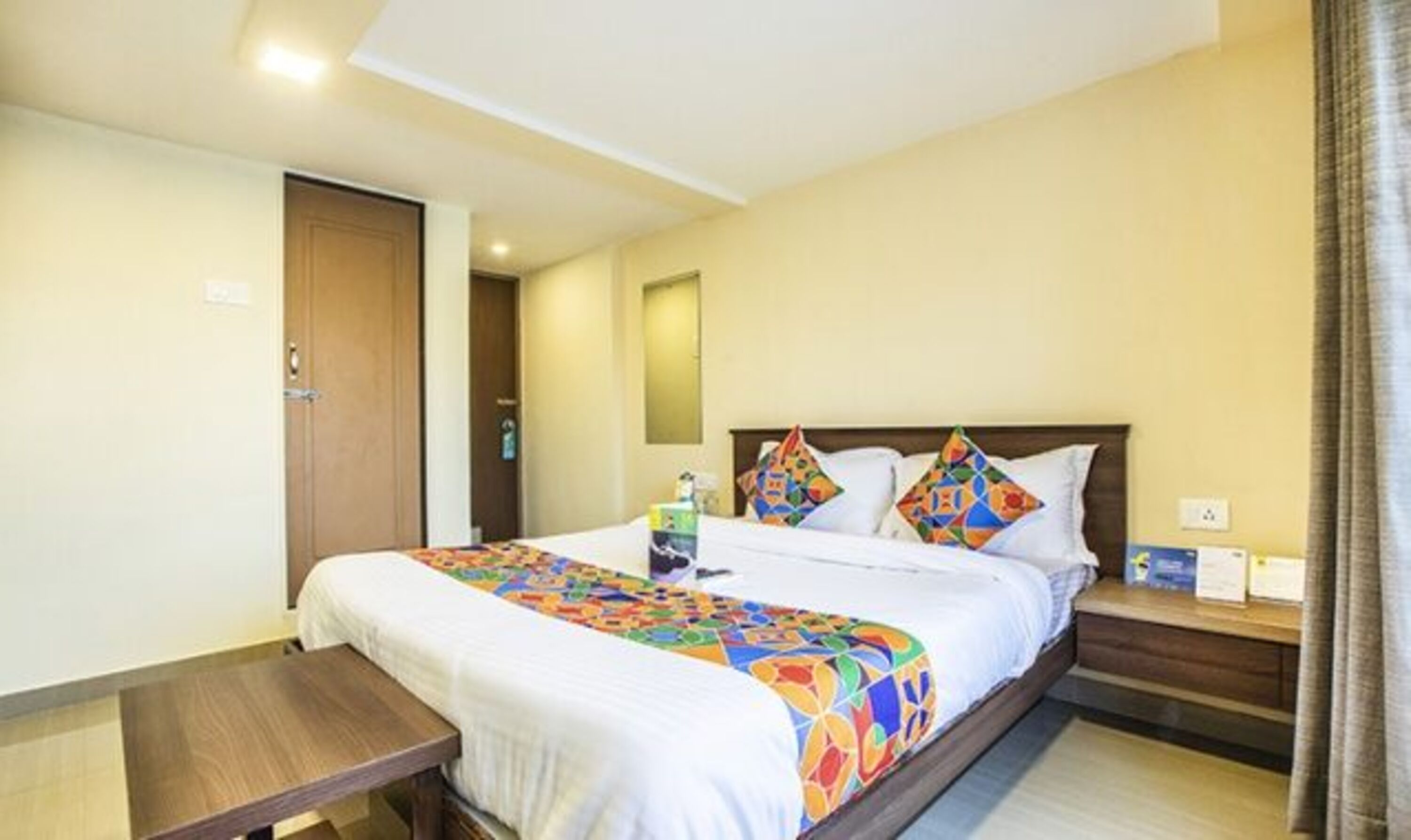 egyptian cotton sheets, premium bedding, in-room safe, desk