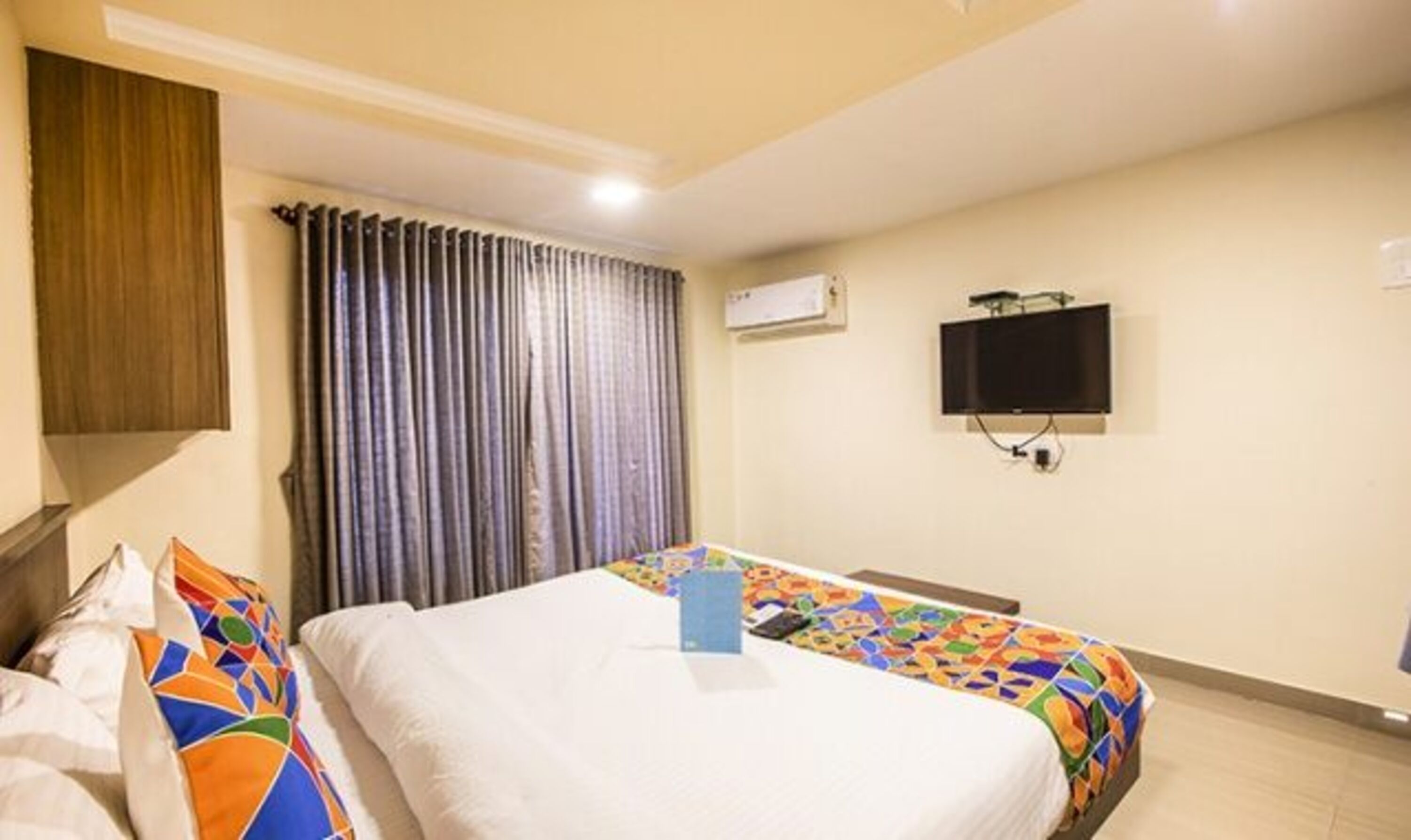 egyptian cotton sheets, premium bedding, in-room safe, desk