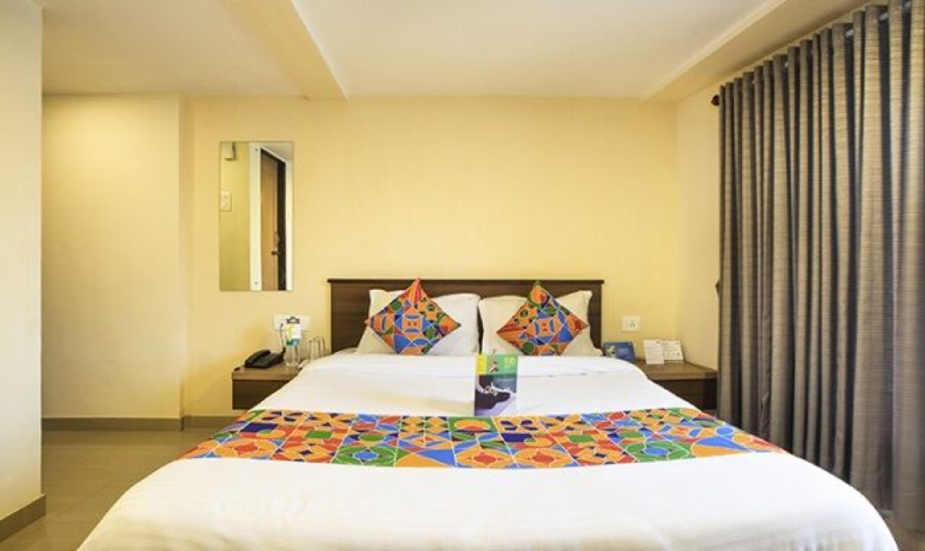 egyptian cotton sheets, premium bedding, in-room safe, desk