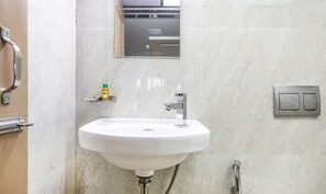 Regadera, regadera tipo lluvia, amenidades de baño gratuitas, toallas 