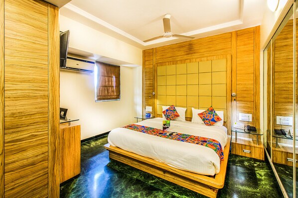 Egyptian cotton sheets, premium bedding, in-room safe, desk - Fabhotel Sahar Garden (Mumbai)