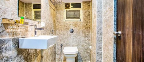 Deluxe Room | Bathroom | Shower, rainfall showerhead, free toiletries, towels