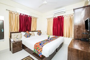 Egyptian cotton sheets, premium bedding, in-room safe, desk - Fabhotel Kolkata Residency (Barasat)