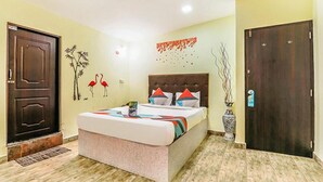 Una habitación de hotel con una cama, una puerta y un adorno en la pared.