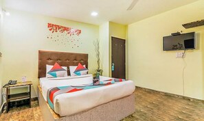 Egyptian cotton sheets, premium bedding, in-room safe, desk - FabExpress Victoria With Pool, Baga Beach (Baga)