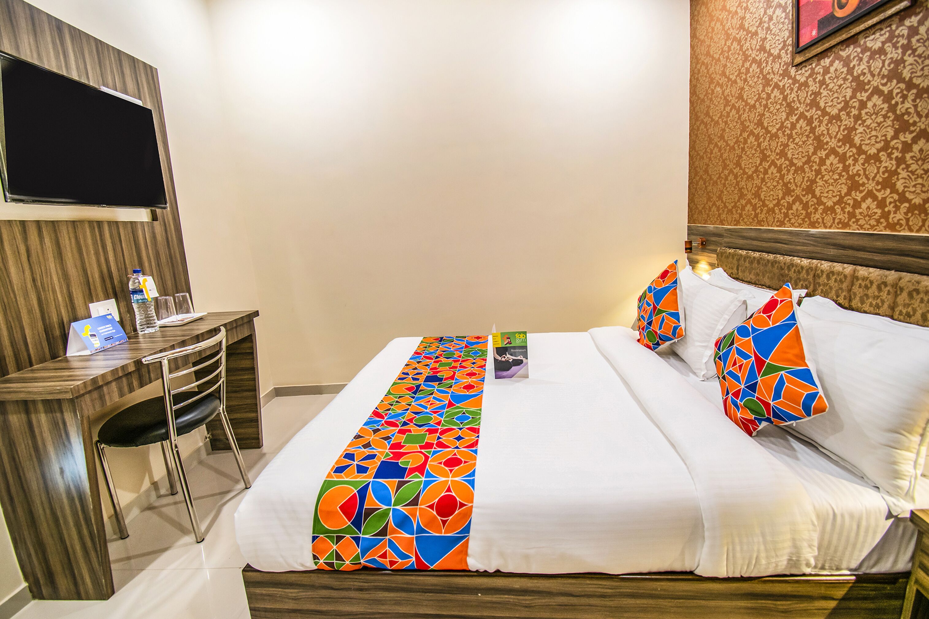 Egyptian cotton sheets, premium bedding, in-room safe, desk