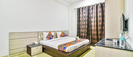 Egyptian cotton sheets, premium bedding, in-room safe, desk