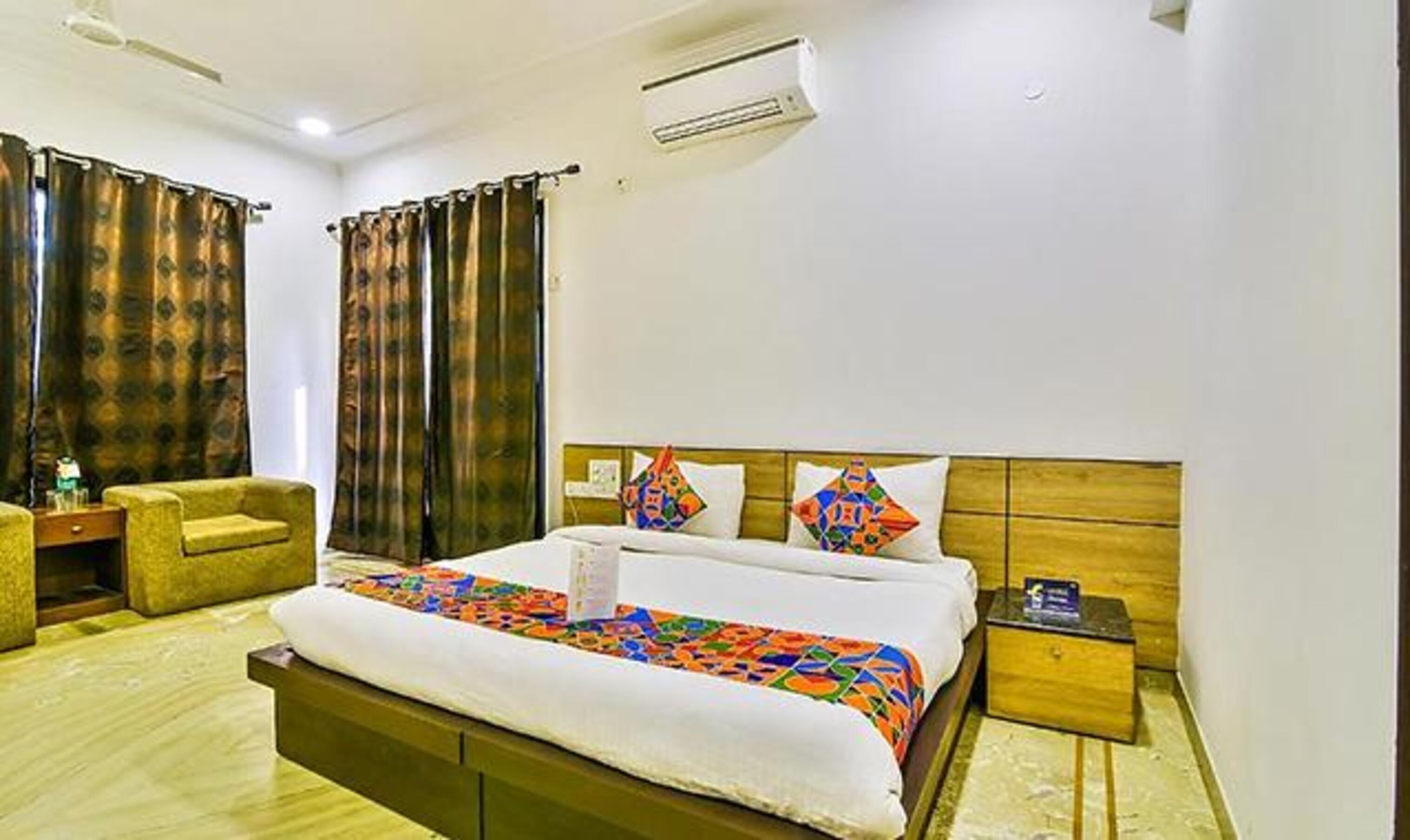 Egyptian cotton sheets, premium bedding, in-room safe, desk