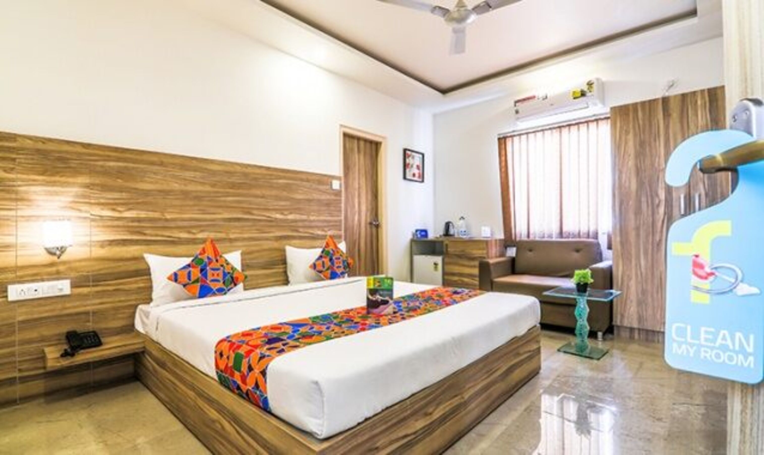 埃及棉床單、高級寢具、房內夾萬、書桌