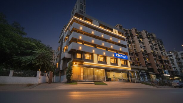 Un hotel de varios pisos con un diseño moderno, que cuenta con balcones en cada planta y un llamativo letrero de 'fobHOTELS'.
