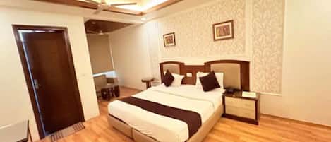 Egyptian cotton sheets, premium bedding, in-room safe, free WiFi