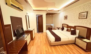 Deluxe Room | Egyptian cotton sheets, premium bedding, in-room safe, free WiFi