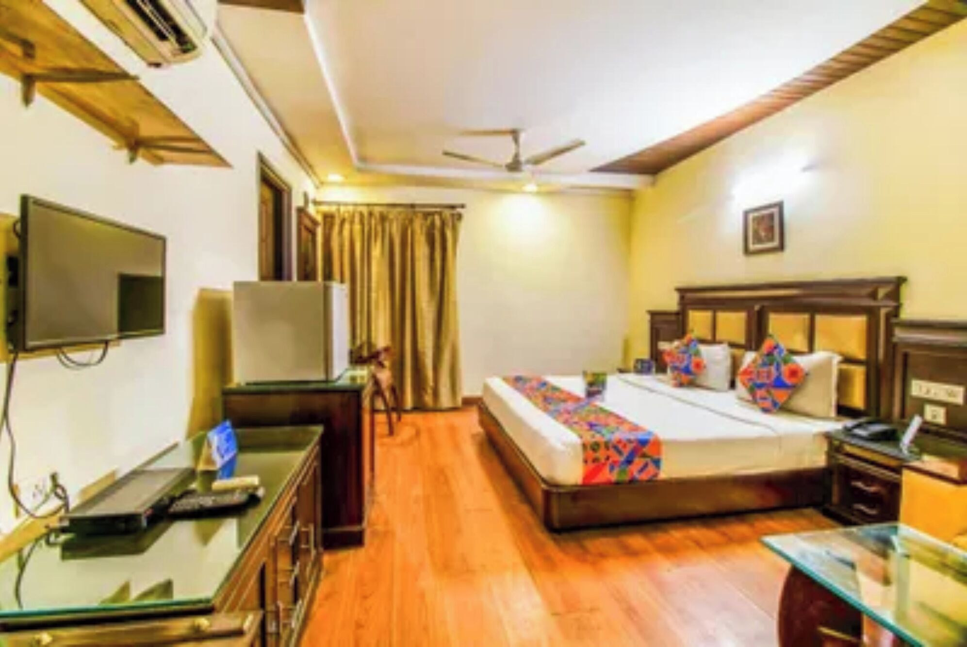 Egyptian cotton sheets, premium bedding, in-room safe, free WiFi