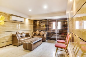 Lobby sitting area - Fabhotel Luxor (Kolkata)