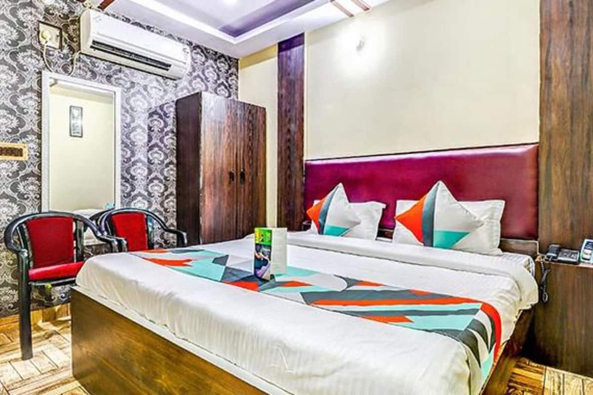 Egyptian cotton sheets, premium bedding, in-room safe, desk