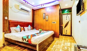 Family Room | Egyptian cotton sheets, premium bedding, in-room safe, desk - FabHotel Gazal Residency (Lucknow)