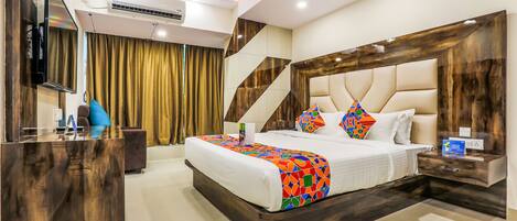 Egyptian cotton sheets, premium bedding, in-room safe, desk