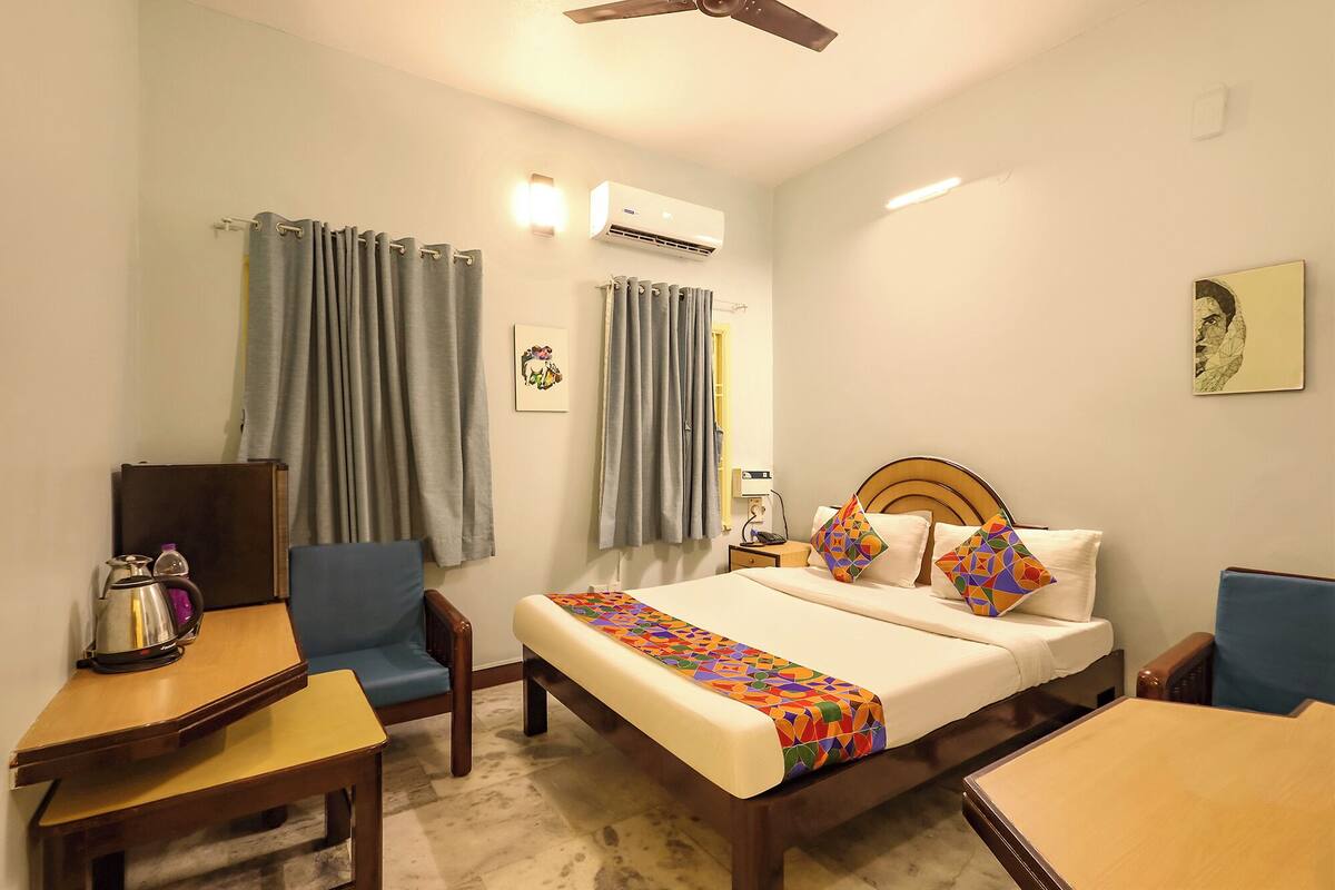 Deluxe Room | 1 bedroom, Egyptian cotton sheets, premium bedding, in-room safe