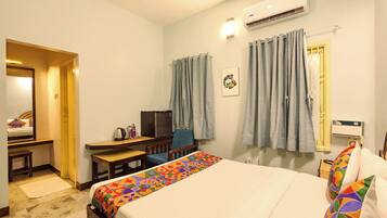 Deluxe Room | Egyptian cotton sheets, premium bedding, in-room safe, desk