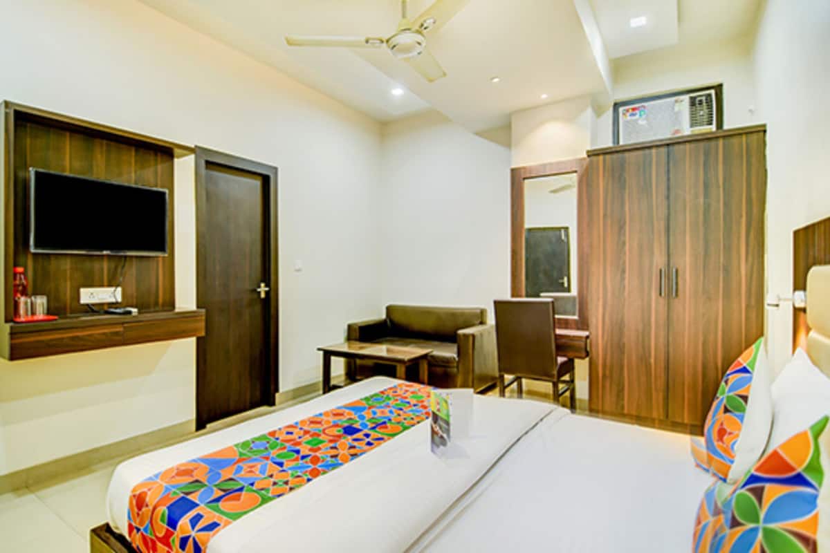 Egyptian cotton sheets, premium bedding, in-room safe, free WiFi