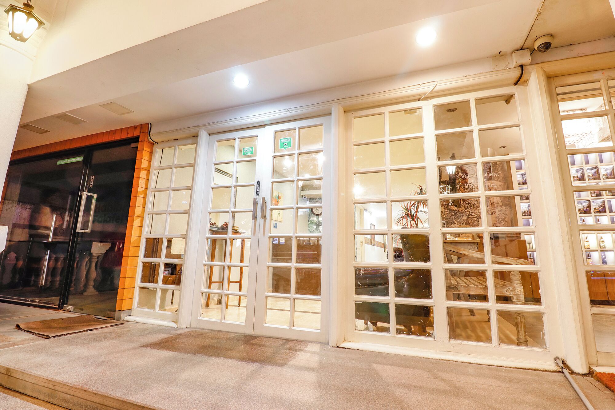 Egyptian cotton sheets, premium bedding, in-room safe, desk