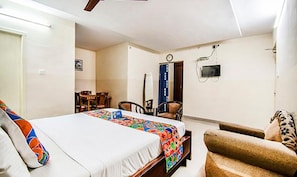 Egyptian cotton sheets, premium bedding, in-room safe, desk - Fabhotel Aditya Yatri Nivas (Tirupati)