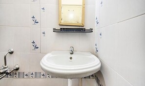 Camera Premium | Bagno | Doccia, soffione a pioggia, set di cortesia gratuito, asciugamani