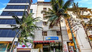 Un hotel con un letrero que dice 'fabHOTELS' y un escaparate visible con un letrero que indica 'Sri Lanka'.