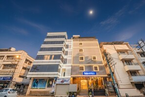 Property entrance - Fabhotel Sri Krishna Suites (Bengaluru)