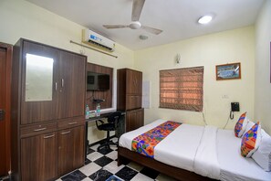 Egyptian cotton sheets, premium bedding, in-room safe, free WiFi - Fabexpress Ullash Residency (Barasat)