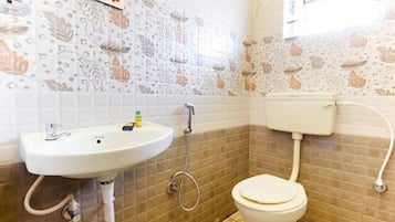 Deluxe Room | Bathroom | Shower, rainfall showerhead, free toiletries, towels