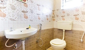 Deluxe kamer | Badkamer | Een douche, een regendouche, gratis toiletartikelen, handdoeken