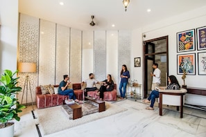 Lobby sitting area - Fabhotel Jaipur Villa (Jaipur)