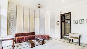 Un interior moderno con un sofá modular, un banco y una silla.