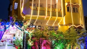 A multi-story building with balconies and a ground-level entrance. - FabHotel Astoria House (Bidhannagar)