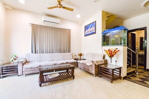 Lobby sitting area - Fabhotel Vardan Villa (Udaipur)