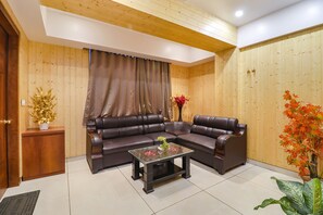 Lobby sitting area - Fabhotel Grand Arya (Danapur)