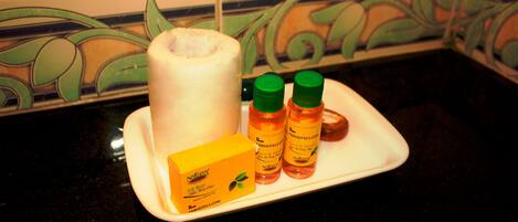 Deluxe-Zimmer | Badezimmer | Dusche, Regendusche, kostenlose Toilettenartikel, Handtücher