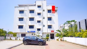 Un moderno edificio de hotel con un letrero azul que dice 'cabhotels'.